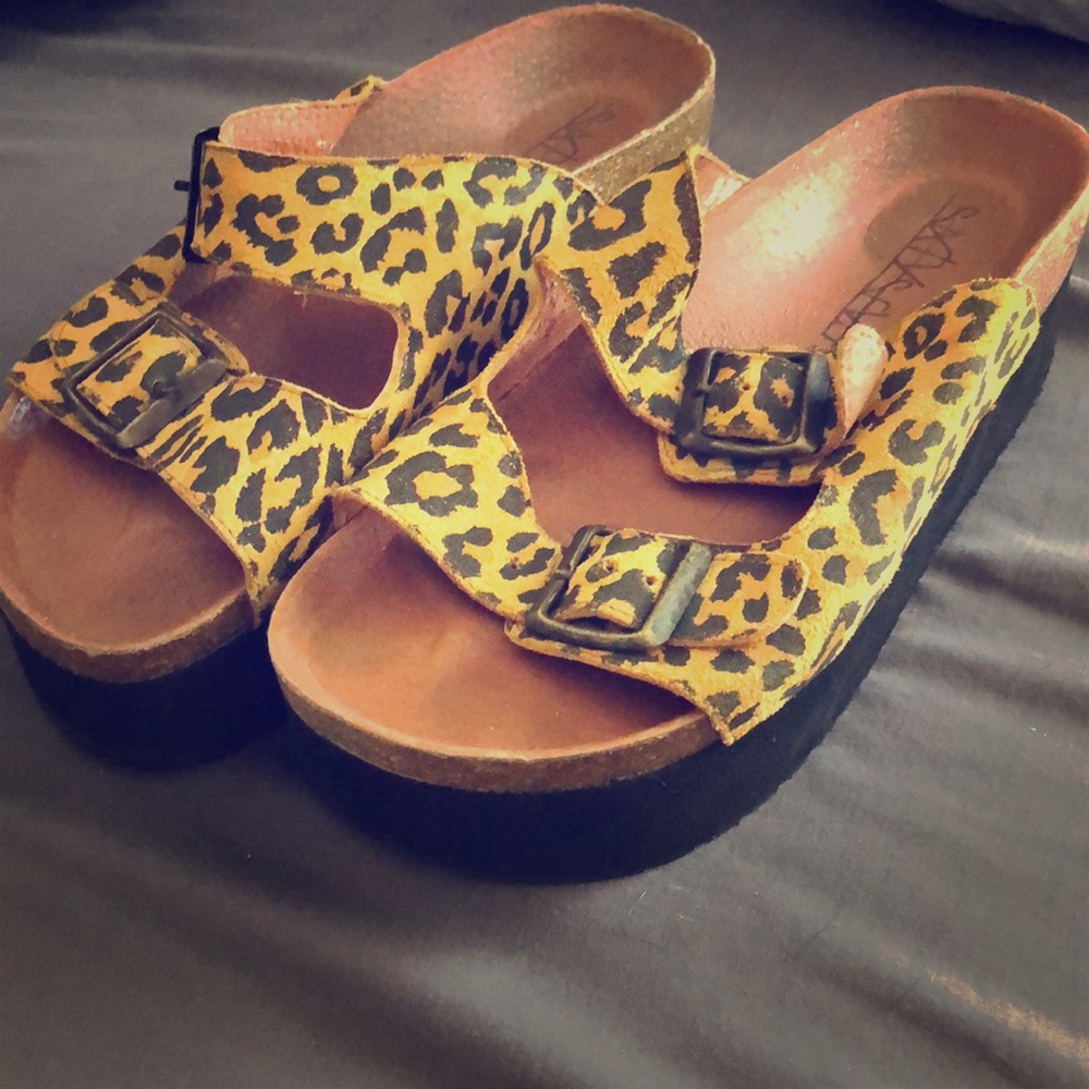 “Birkenstock” style cheetah flat forms